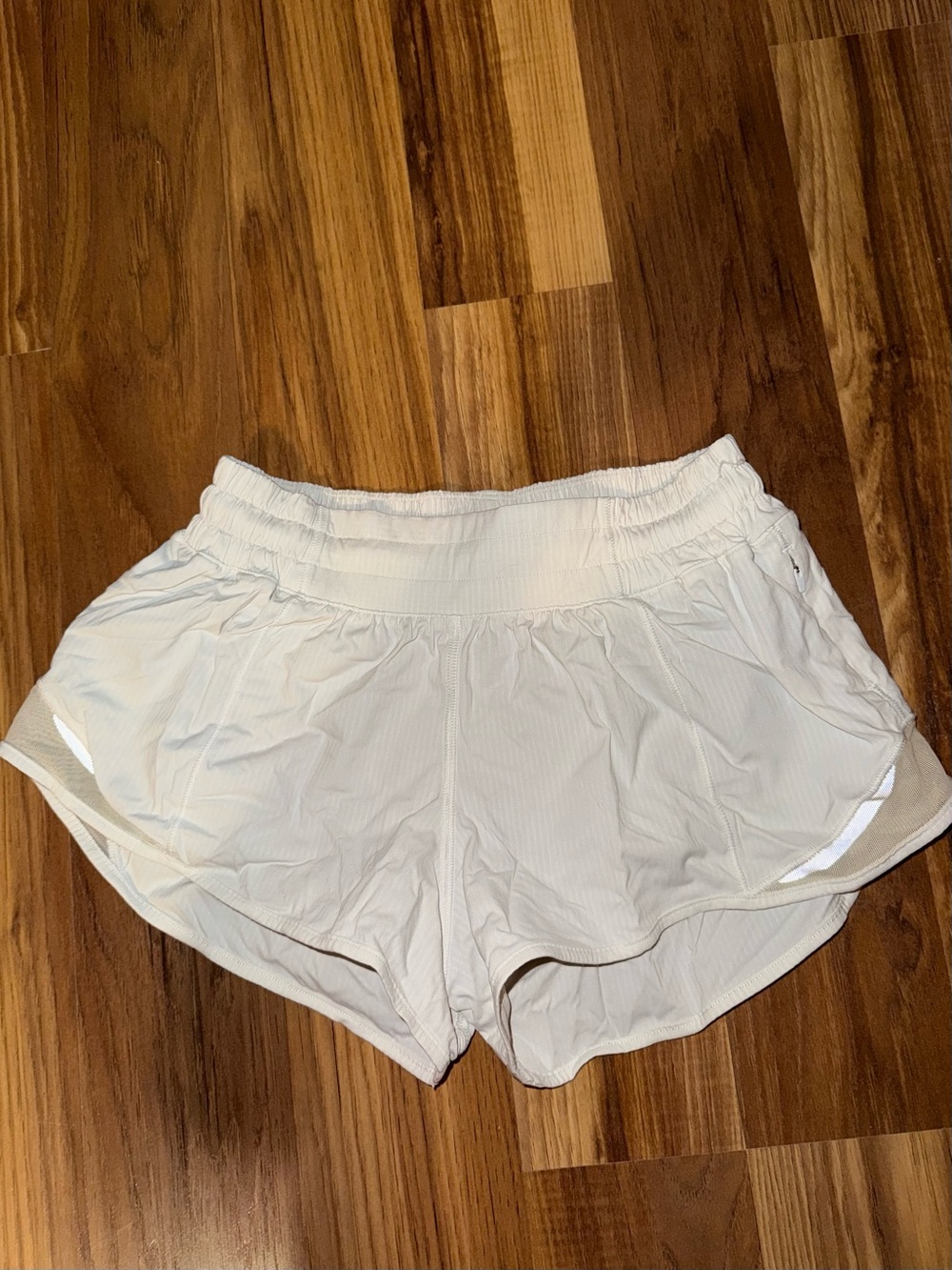 lululemon athletica white 2.5 inch low rise hotty hot shorts